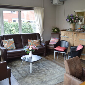 Huiselijke sfeer met bankstel, fauteuils, eetkamerstoelen en eettafelstoelen