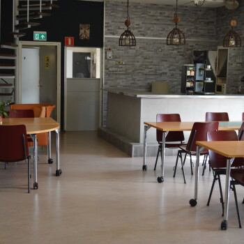 De tafels zijn gemakkelijk te verplaatsen.