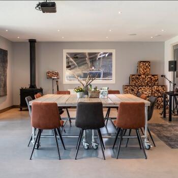 Overzicht foto zaal in 2 delen te splitsen, ook op de Deel is er ruimte bij beter weer. Een mooie sfeer kunt U ook daar van genieten.